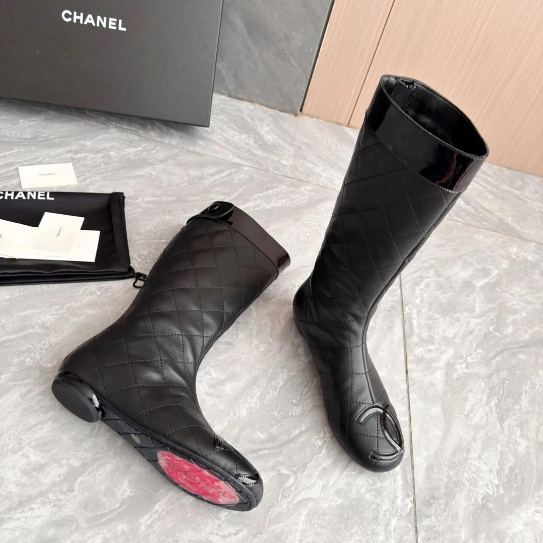 👟👟Ex-factory price 1040👟👟 High version of Chanel CHANEL, 🌞🌞🌞The latest boots from Xiaoxiang 2025 autumn and winter counter, a must-have item for this autumn and winter! ! Ms. Chanel loves simple yet irresistible combinations to show her unique style. Mix and match freely to shine⚡Follow Grandma’s fashion steps! ! ! The top-notch craftsmanship and texture are perfectly presented. No matter any details, you can compare them with the counters. The best quality products can be entered and exited from the counters at will! ! ❶Material: imported cowhide ❷Inner lining: sheepskin lining ❸Feet: sheepskin lining ❹Outsole: original molded sole ❺Heel height: 2 cm ❻Boot shaft height: 13 inches ❼Number: 35-40 (40 and 41 are customized and cannot be returned)